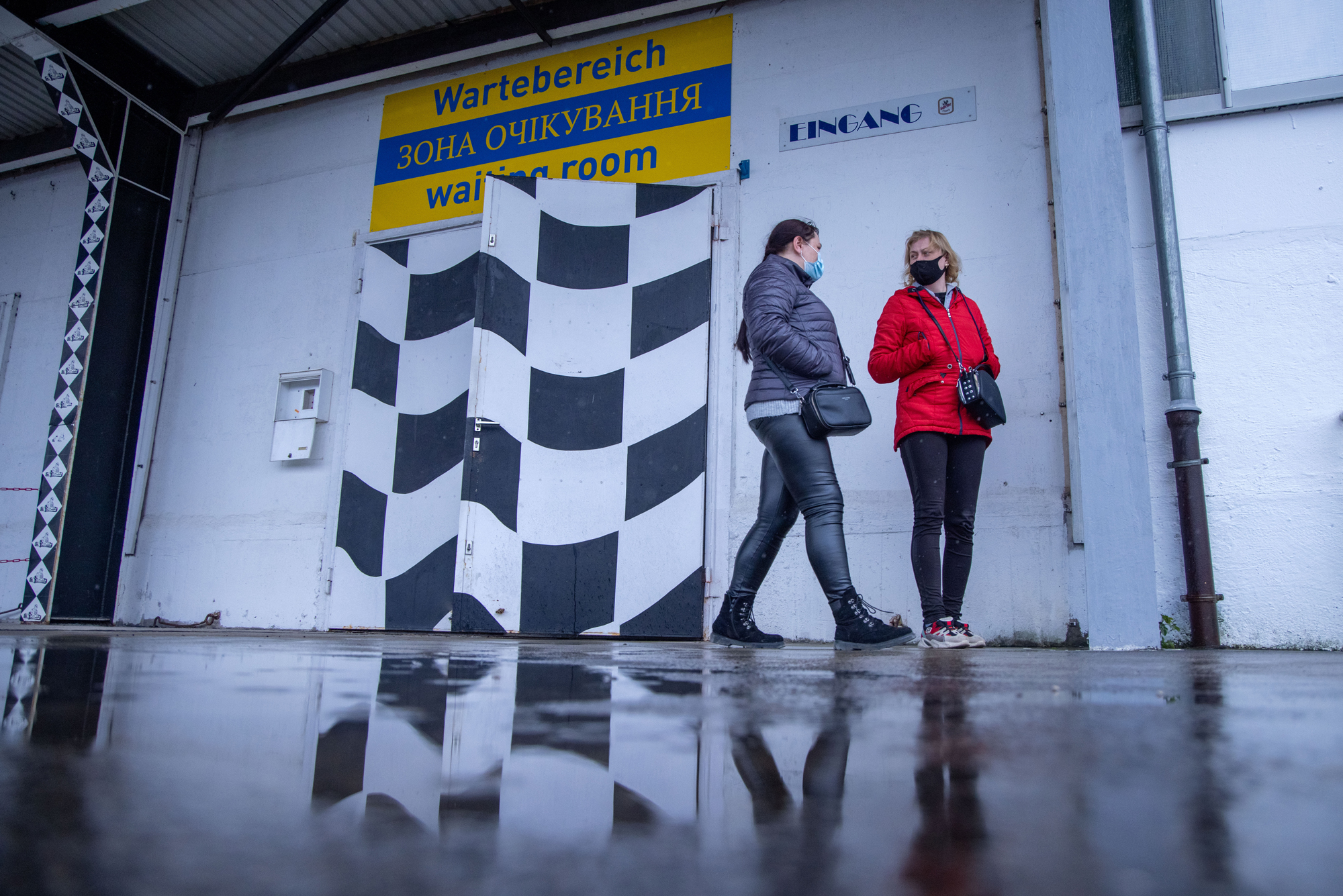 Від 100 євро на місяць. Які виплати отримують українці в країнах ЄС: список